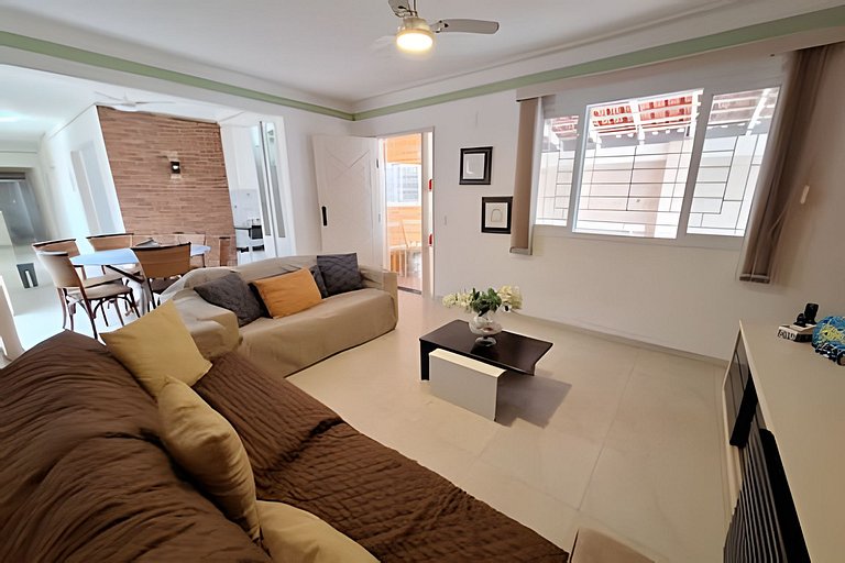 Casa na praia com conforto, piscina e churrasco