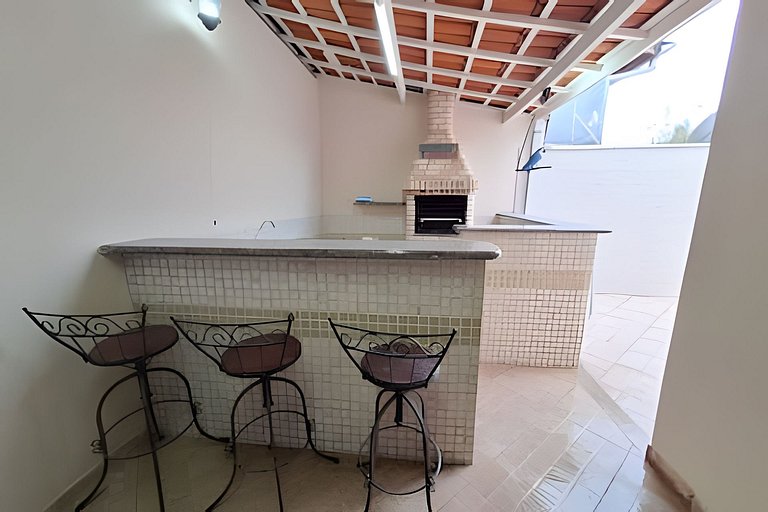 Casa na praia com conforto, piscina e churrasco