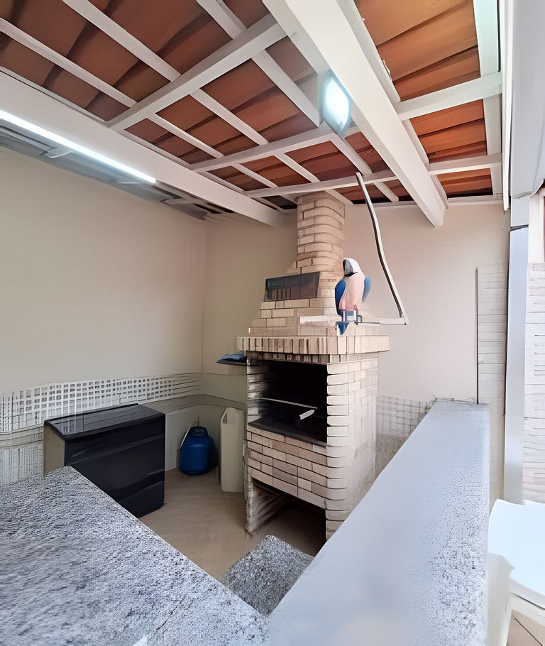 Casa na praia com conforto, piscina e churrasco