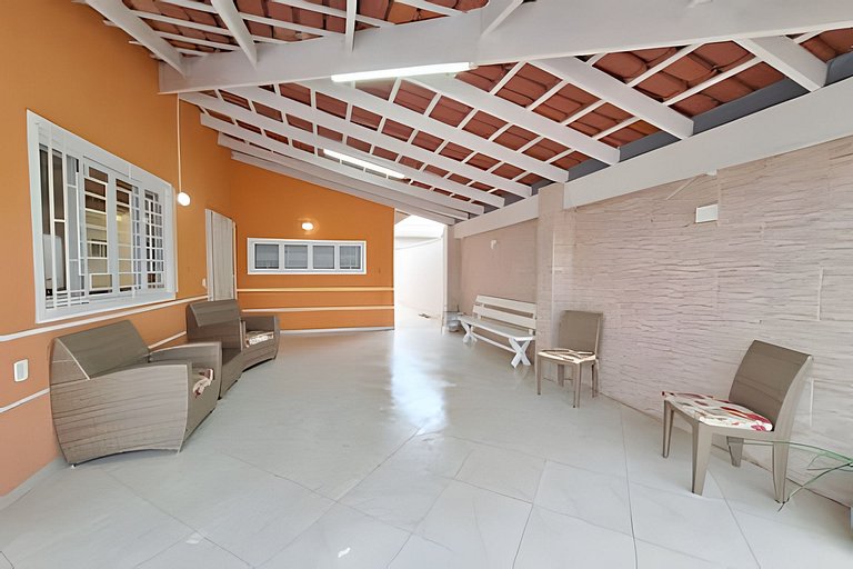 Casa na praia com conforto, piscina e churrasco