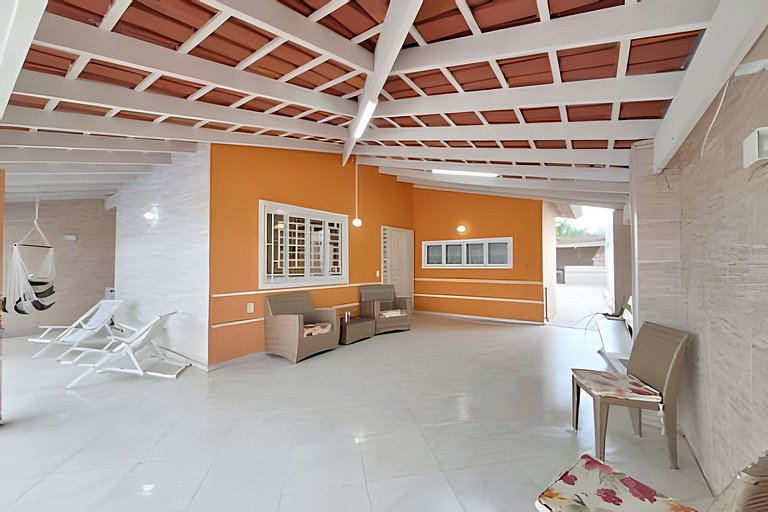 Casa na praia com conforto, piscina e churrasco