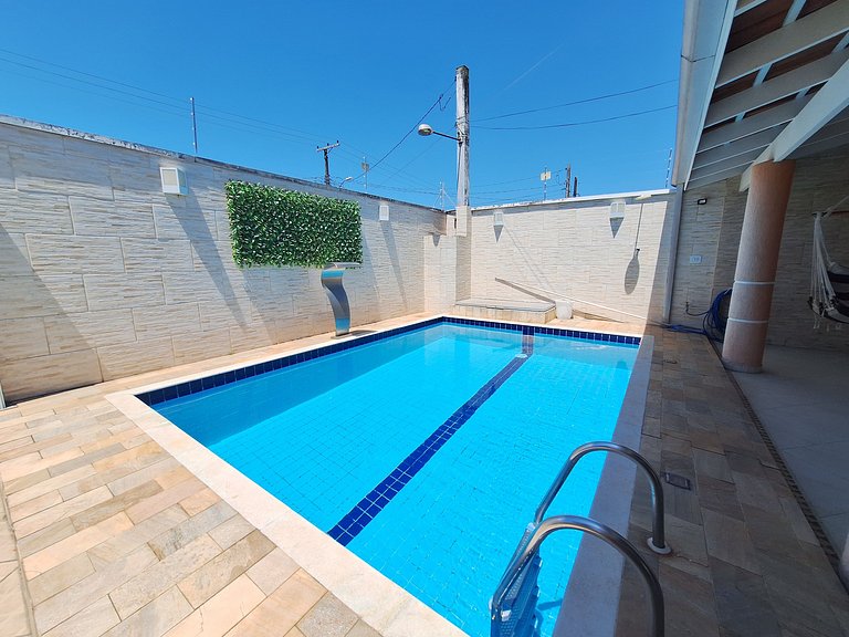 Casa na praia com conforto, piscina e churrasco