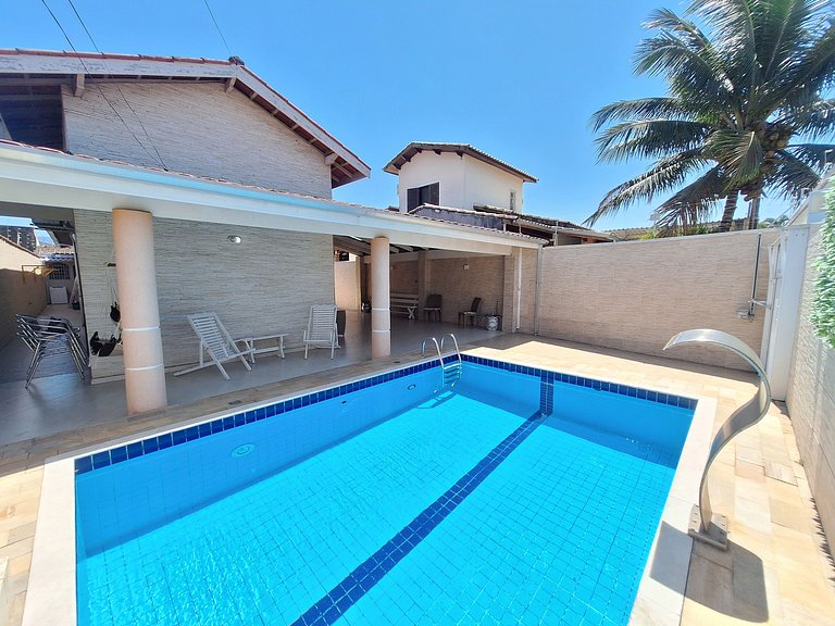 Casa na praia com conforto, piscina e churrasco