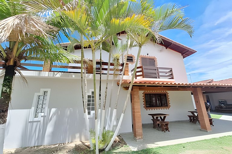 Casa espaçosa perto do mar, em condomínio fechado