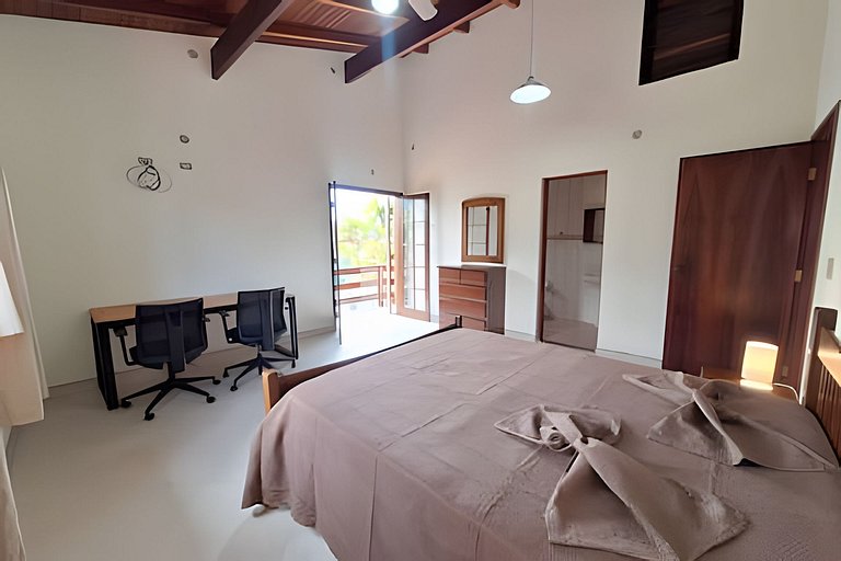 Casa espaçosa perto do mar, em condomínio fechado