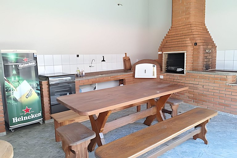 Casa espaçosa perto do mar, em condomínio fechado