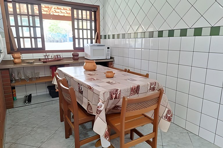 Casa espaçosa perto do mar, em condomínio fechado