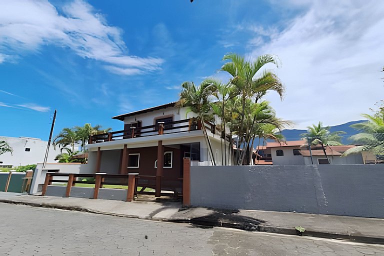 Casa espaçosa perto do mar, em condomínio fechado