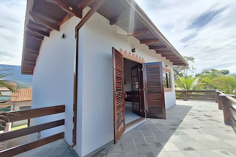 Casa espaçosa perto do mar, em condomínio fechado