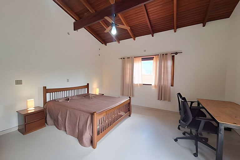 Casa espaçosa perto do mar, em condomínio fechado