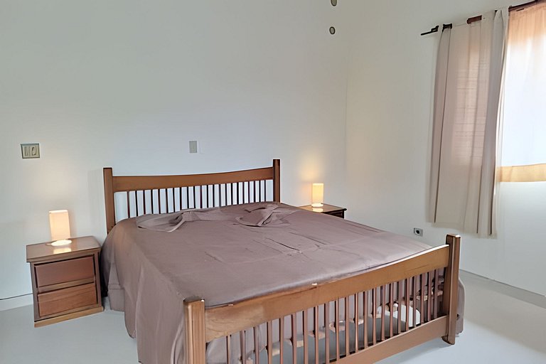 Casa espaçosa perto do mar, em condomínio fechado