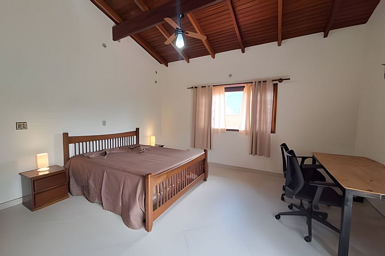 Casa espaçosa perto do mar, em condomínio fechado