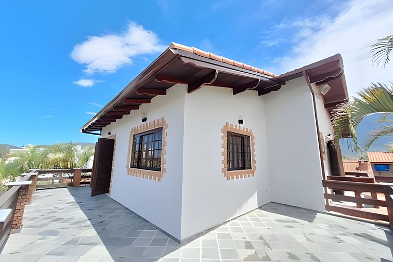 Casa espaçosa perto do mar, em condomínio fechado