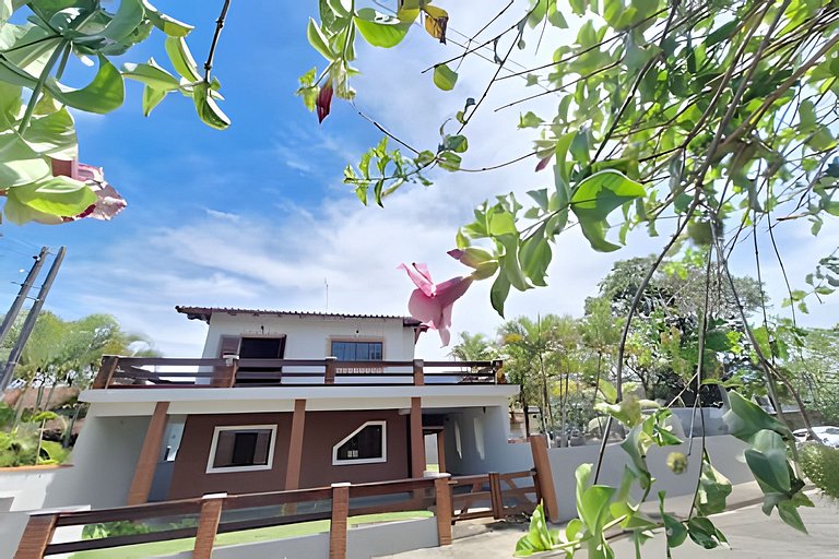 Casa espaçosa perto do mar, em condomínio fechado