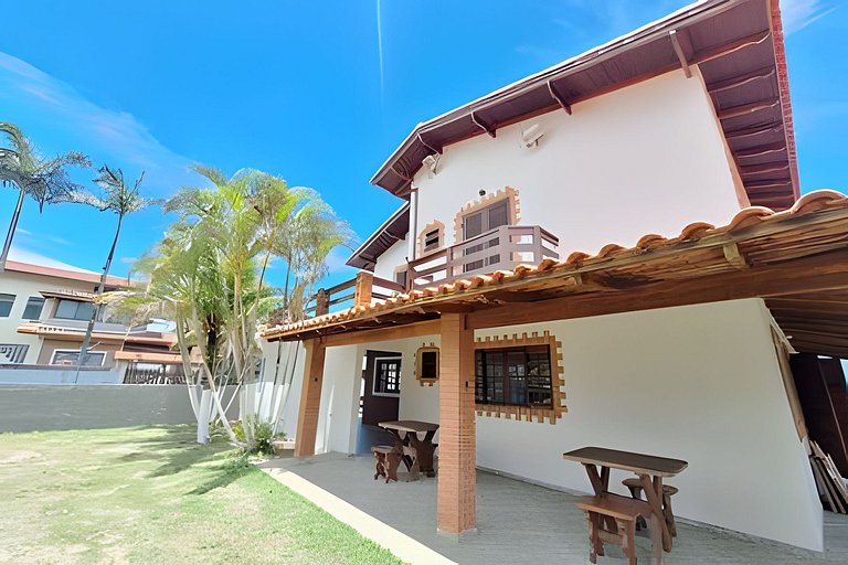 Casa espaçosa perto do mar, em condomínio fechado
