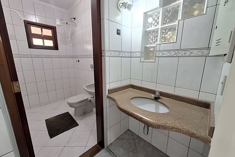 Casa espaçosa perto do mar, em condomínio fechado