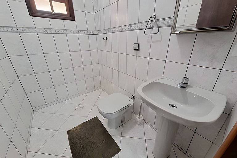 Casa espaçosa perto do mar, em condomínio fechado