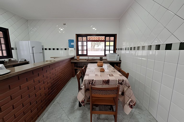 Casa espaçosa perto do mar, em condomínio fechado