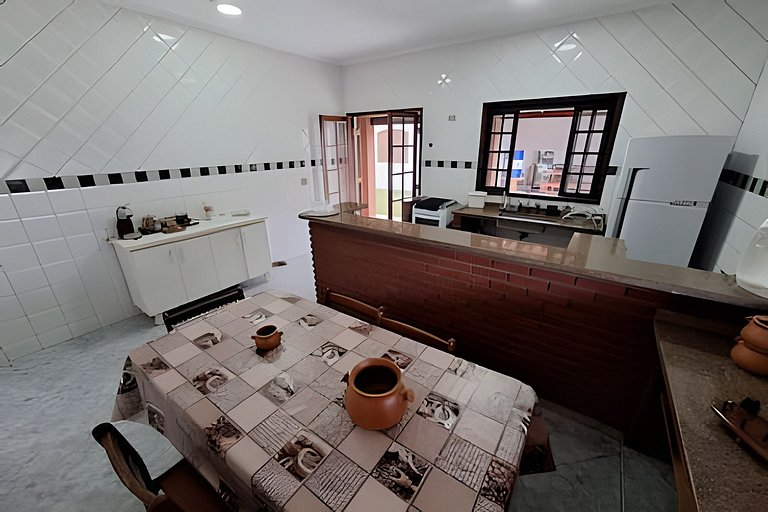 Casa espaçosa perto do mar, em condomínio fechado