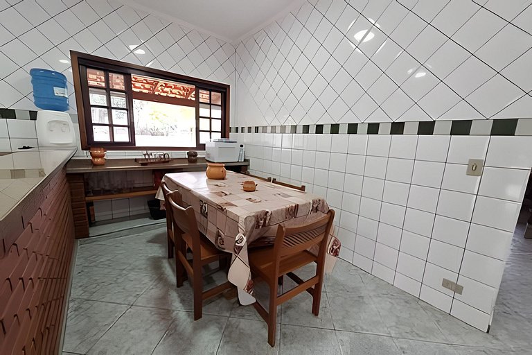 Casa espaçosa perto do mar, em condomínio fechado