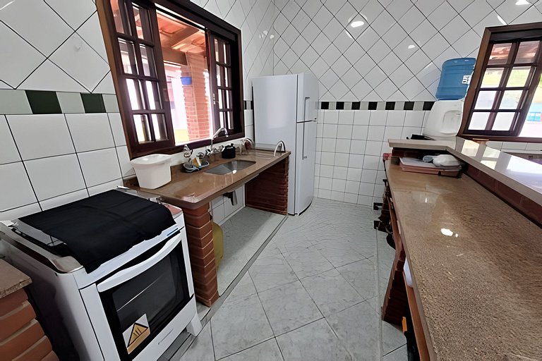 Casa espaçosa perto do mar, em condomínio fechado