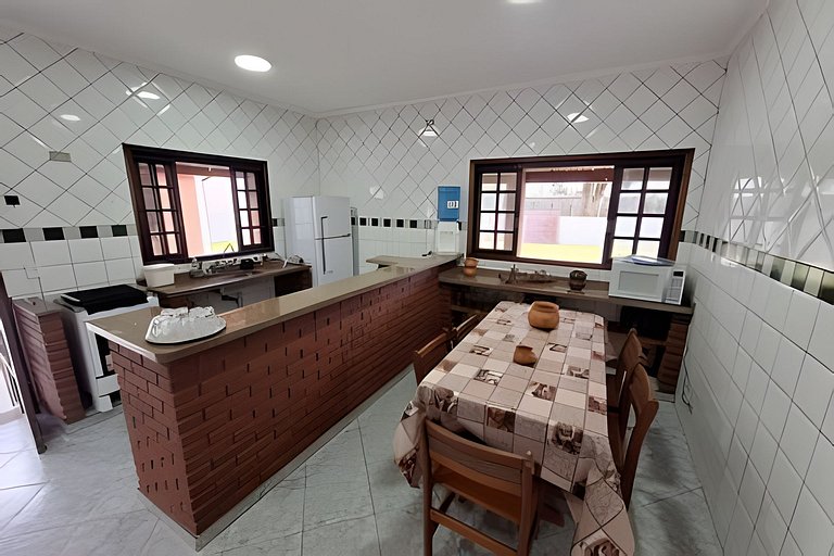 Casa espaçosa perto do mar, em condomínio fechado