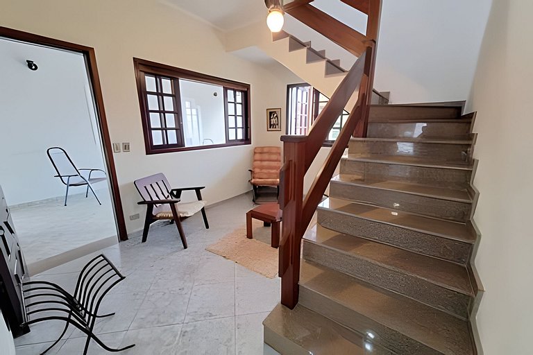 Casa espaçosa perto do mar, em condomínio fechado