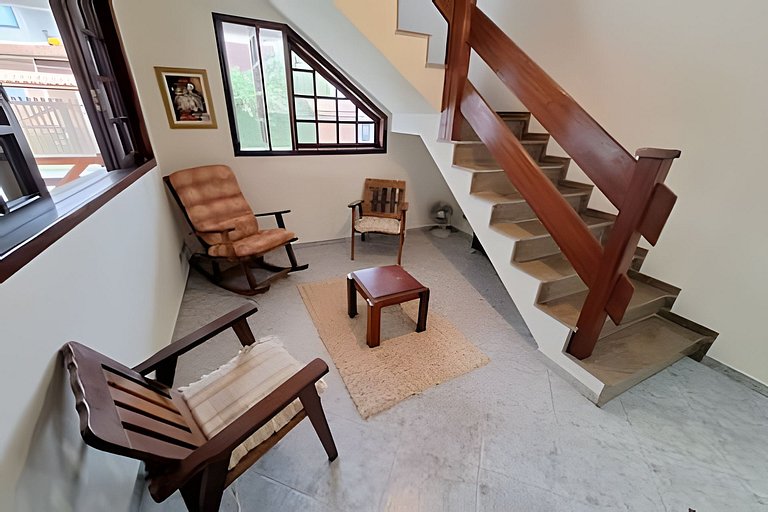 Casa espaçosa perto do mar, em condomínio fechado