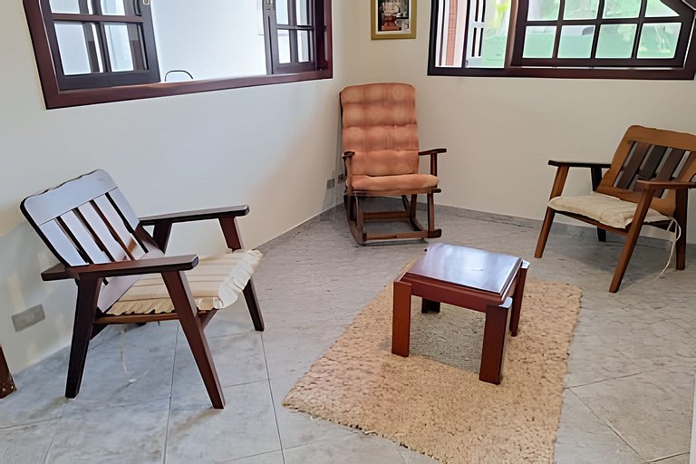 Casa espaçosa perto do mar, em condomínio fechado