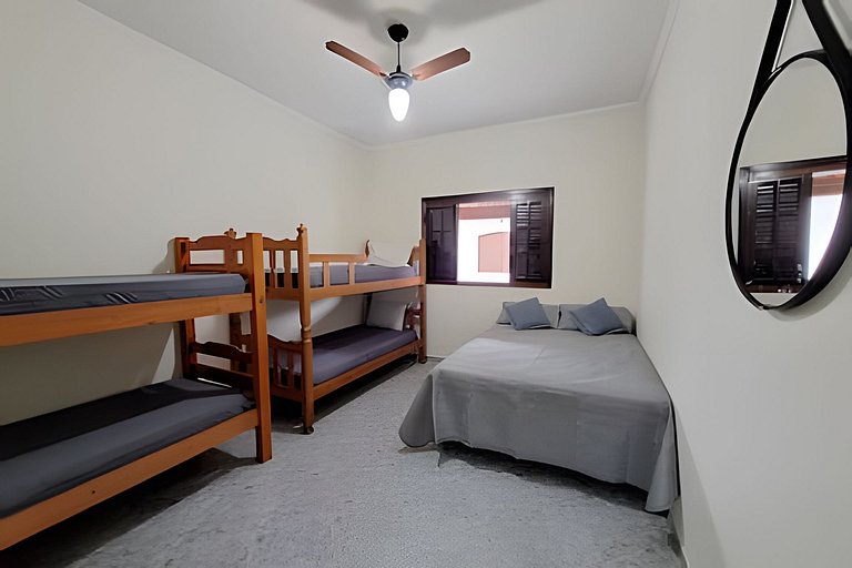 Casa espaçosa perto do mar, em condomínio fechado