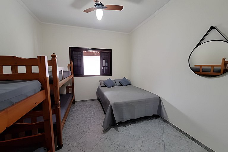 Casa espaçosa perto do mar, em condomínio fechado