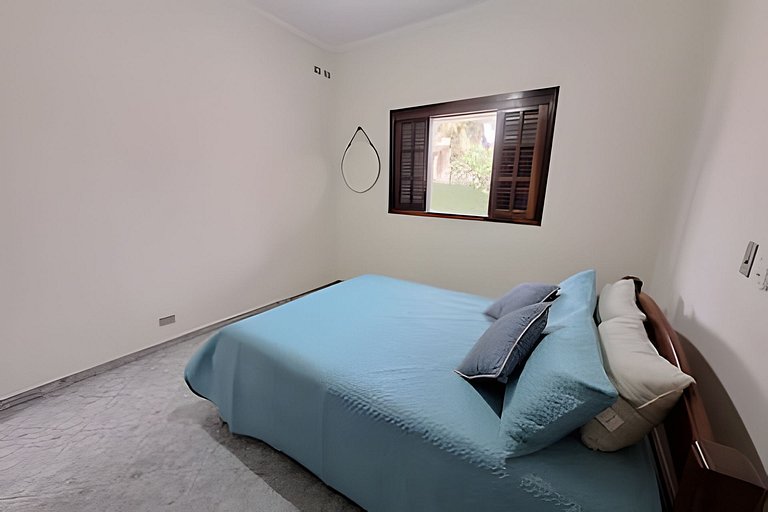 Casa espaçosa perto do mar, em condomínio fechado