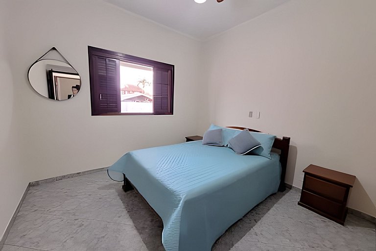 Casa espaçosa perto do mar, em condomínio fechado