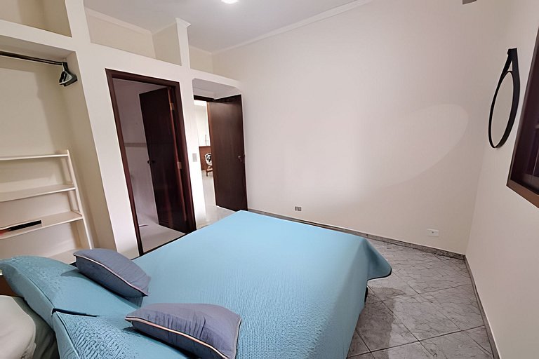 Casa espaçosa perto do mar, em condomínio fechado