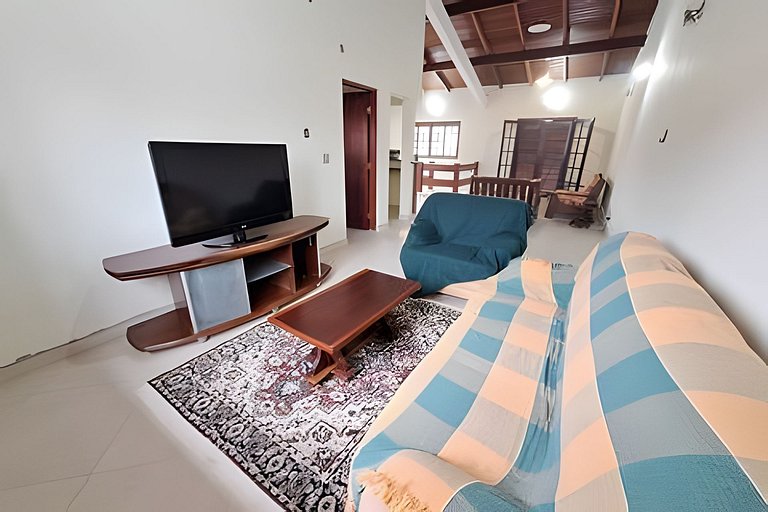 Casa espaçosa perto do mar, em condomínio fechado