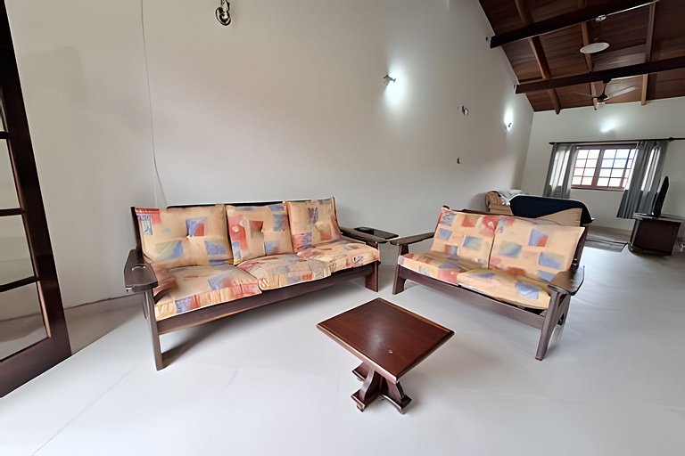 Casa espaçosa perto do mar, em condomínio fechado