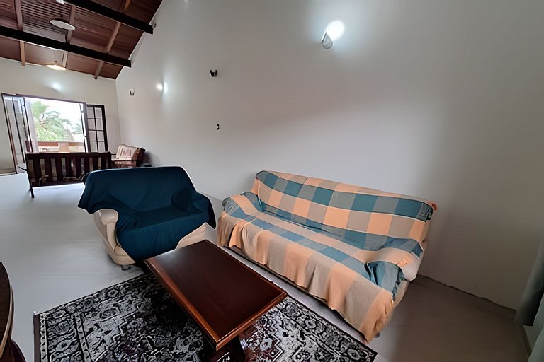 Casa espaçosa perto do mar, em condomínio fechado