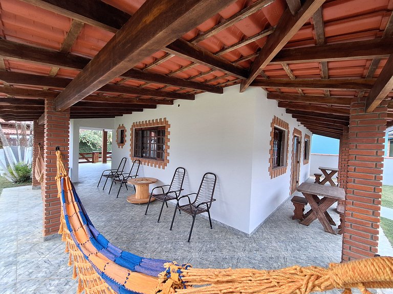 Casa espaçosa perto do mar, em condomínio fechado