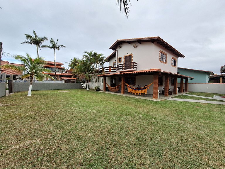 Casa espaçosa perto do mar, em condomínio fechado