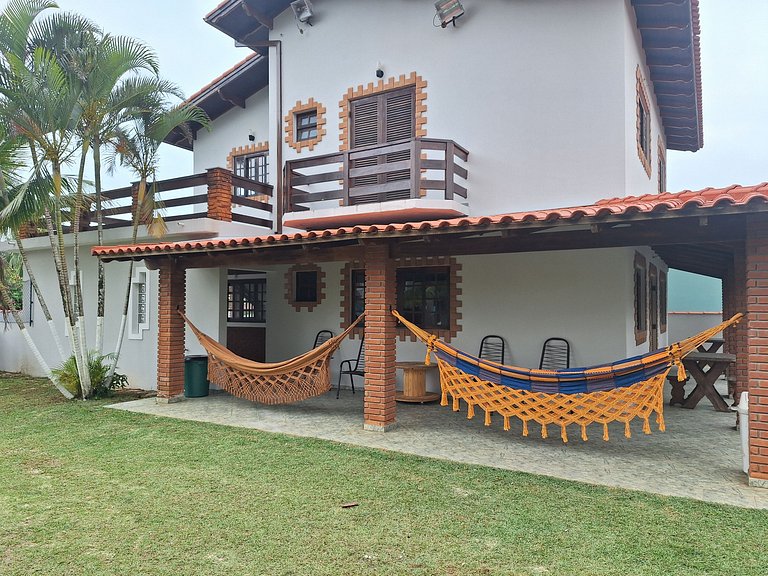 Casa espaçosa perto do mar, em condomínio fechado