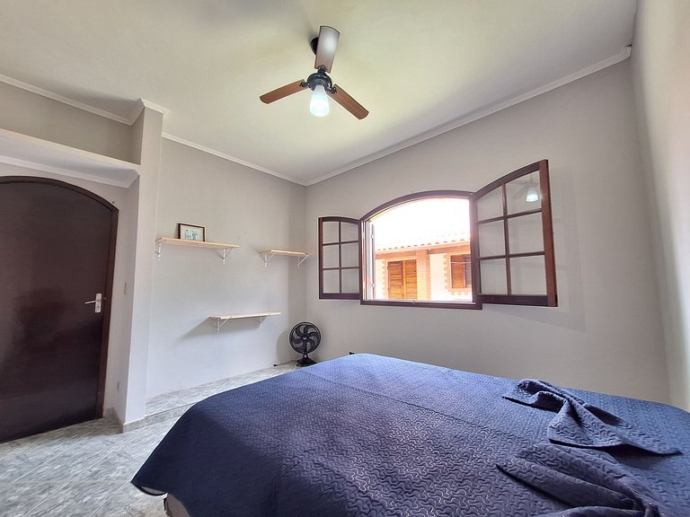 Casa espaçosa perto do mar, em condomínio fechado