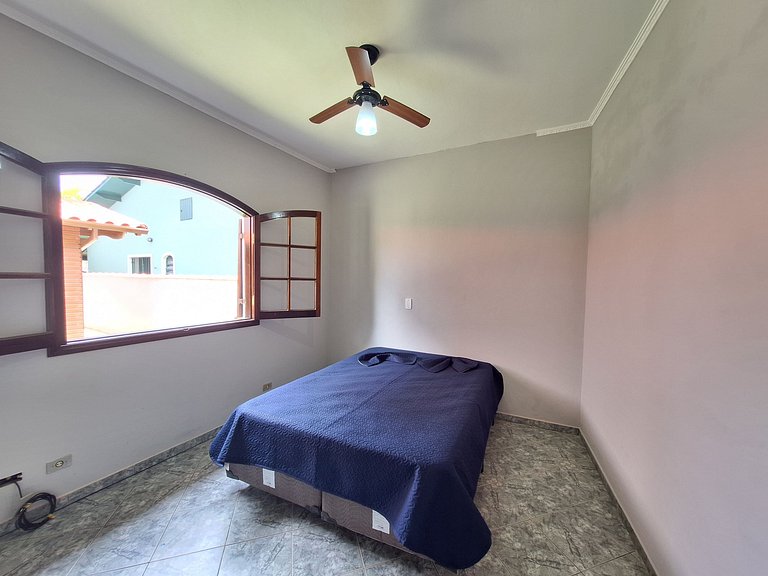 Casa espaçosa perto do mar, em condomínio fechado