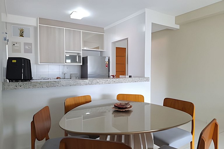 Apto com varanda a 50 metros do mar