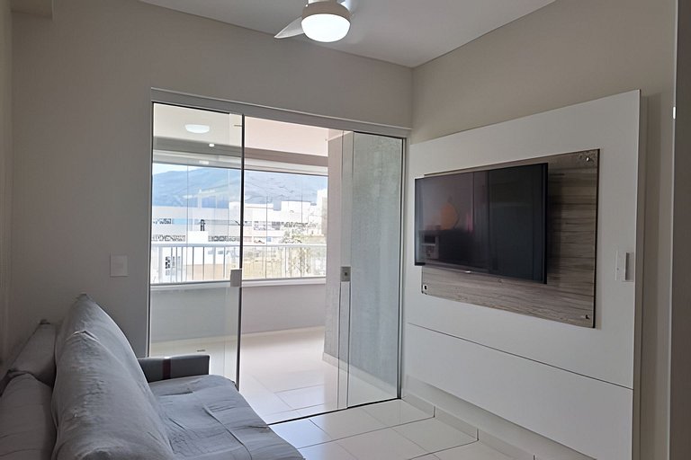 Apto com varanda a 50 metros do mar