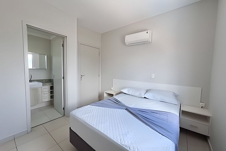 Apto com varanda a 50 metros do mar