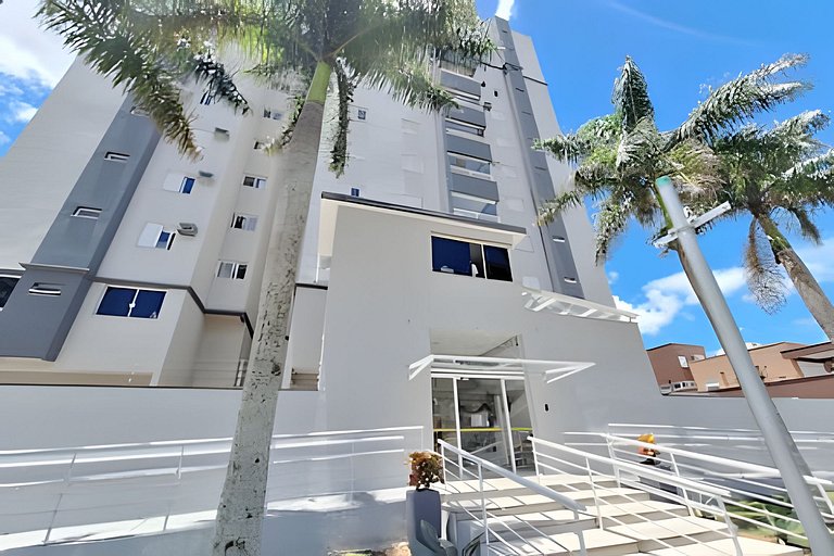 Apto com varanda a 50 metros do mar