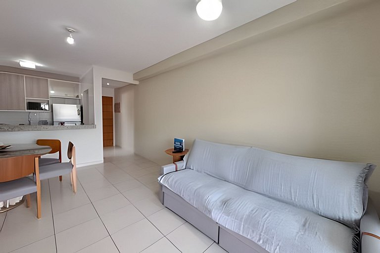 Apto com varanda a 50 metros do mar