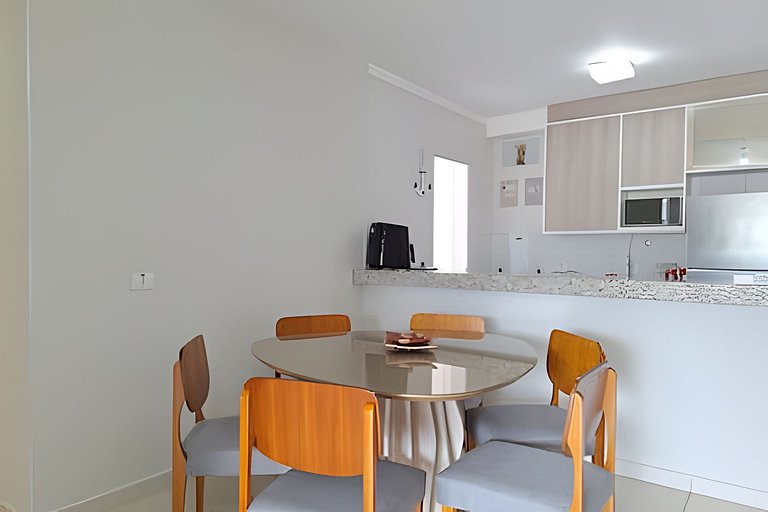 Apto com varanda a 50 metros do mar