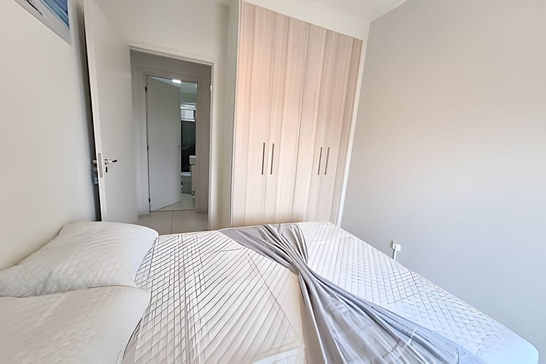 Apto com varanda a 50 metros do mar