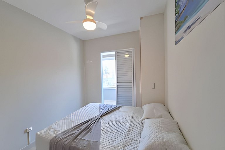 Apto com varanda a 50 metros do mar